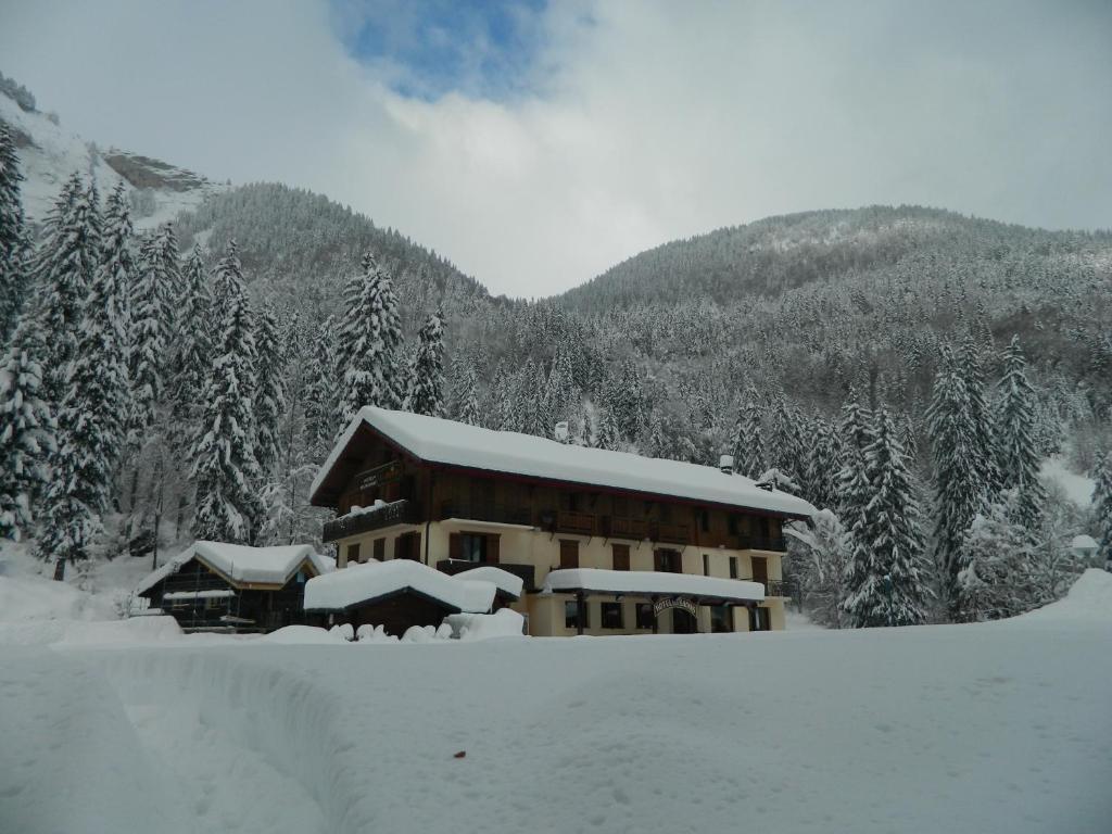 Logis Hotel Les Sapins Montriond Exterior photo
